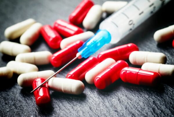 Tabletten in rot, weiß, Spritze, Medikamente
