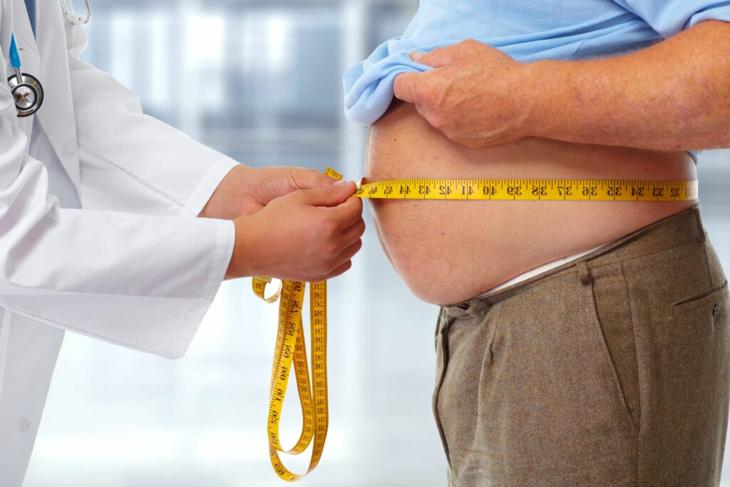 Arzt misst Bauchumfang, Übergewicht, Adipositas, Maßband