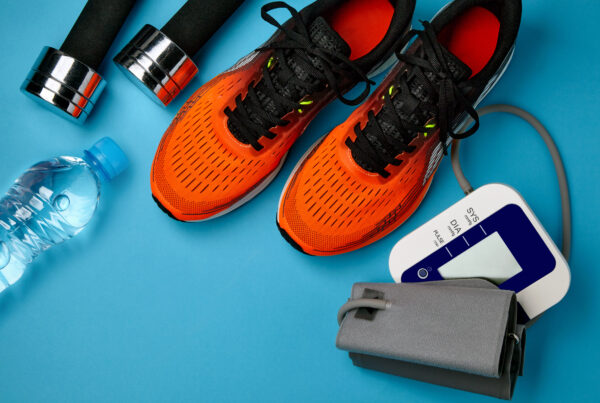 Sport, erhöhter Blutdruck, Laufschuhe, Turnschuhe, Blutdruckmessgerät, Hanteln